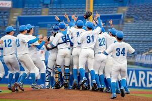 東都大学野球リーグで6季連続18度目の優勝を果たし、喜ぶ青学大ナイン=神宮