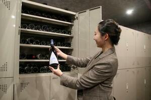 関西電力送配電がサービスを始めるワイン貯蔵施設=6日午後、兵庫県宝塚市