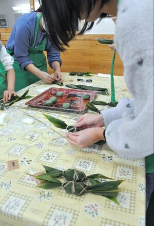 笹団子作りに挑戦する新潟天使園の子どもたち＝湯沢町土樽