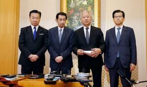 　会談後、記者団の取材に応じる（左から）福山参院副議長、関口参院議長、森衆院議長、石井衆院副議長＝５日午後、衆院議長公邸