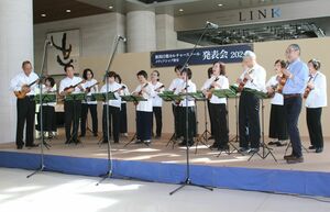 練習の成果を披露するカルチャースクール受講生ら=26日、新潟市中央区万代3