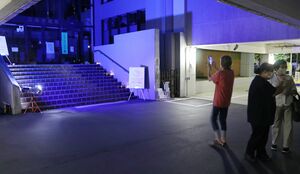 「手話言語の国際デー」に合わせ三条市役所の正面玄関を青く照らしたブルーライトアップ=三条市旭町2