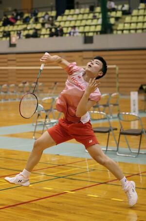 バドミントン男子団体決勝 第1シングルスで勝利した北越の石若泰智=リージョンプラザ上越