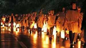 ほのかな灯が幻想的なムードを醸し出した狐の夜祭り=柏崎市高柳町