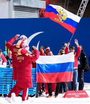 　ノルディックスキー距離女子２０キロ視覚障害で金メダルを獲得し、表彰式に向かうロシア選手と喜ぶ関係者＝１５日、イタリア・テーゼロ（共同）