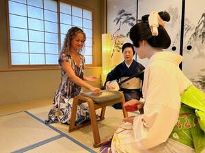 芸者とのお座敷遊びを体験する訪日客=2024年7月、京都市(J―CAT提供)