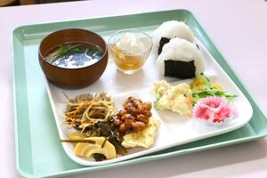一押しの日替わりランチ「おにぎりプレート」
