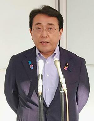 羽田空港で記者団の取材に応じる赤沢経済再生相=6日午後
