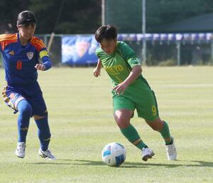 帝京長岡-開志学園JSC ドリブルで攻め込む帝京長岡の主将藤本来桃(右)=サン・スポーツランドしばた