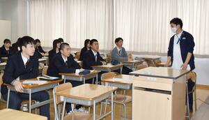 さまざまな分野の職業について、社会人から話を聞く北越高校の生徒=新潟市中央区米山5