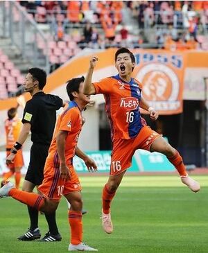 ホーム町田戦で先制点を挙げ喜ぶFW渡辺新(16番)=10月28日