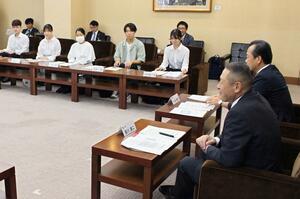 新潟大の学生と県議会の議長、副議長による意見交換=9月26日、県議会
