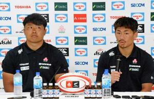 記者会見するラグビー日本代表の福田(右)と江良=27日、秩父宮ラグビー場