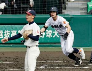 　滋賀学園―長崎西　５回裏滋賀学園無死二塁、吉森が右越えに適時三塁打を放つ。投手坂田＝甲子園