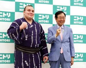 「ウクライナ避難民との交流懇親会」に出席し、ニトリホールディングスの似鳥昭雄会長(右)と写真に納まる大相撲の安青錦=1日、東京都内
