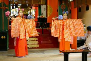 熊野那智大社の「紫陽花祭」でアジサイを手に舞う巫女=14日午前、和歌山県那智勝浦町