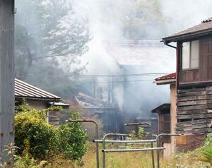 柏崎市で発生した建物火災＝２９日、柏崎市石曽根