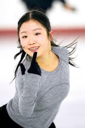 　公開練習で調整するフィギュアスケート女子の中井亜美＝千葉県船橋市