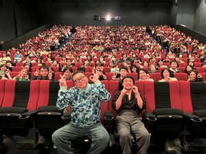 福田雄一監督(左)の地元・栃木県小山市の映画館で映画『新解釈・幕末伝』(公開中)の舞台あいさつを行ったムロツヨシ(右)