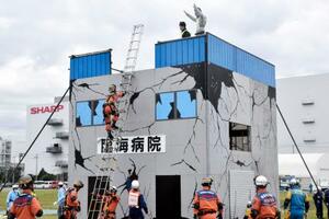 地震を想定した訓練で、救助活動する消防隊員=5日午前、堺市