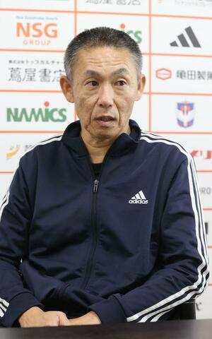 来季の編成方針について語る新潟の寺川能人強化本部長＝聖籠町