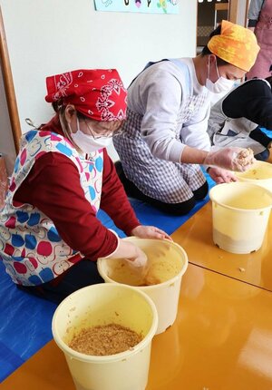 講師の指導の下、手作りのみそを仕込む参加者=柏崎市高柳町高尾