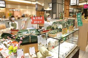 笹団子を模したディスプレーが目を引く新潟森林農園のCoCoLo新潟店=新潟市中央区