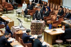衆院内閣委で日本国旗損壊罪法案の趣旨説明をする松野博一氏(中央)=24日午前