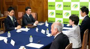 日本維新の会の藤田共同代表(左端)らとの協議に出席した自民党の高市総裁(右から2人目)ら=16日午後、国会
