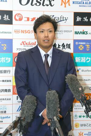 巨人のスカウト陣から指名あいさつを受けた知念大成=エコスタ