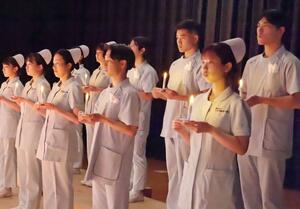 戴帽式で決意を新たにする学生たち＝十日町市本町１