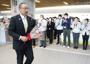 職員から拍手で迎えられる渡辺竜五市長=4月18日、佐渡市役所