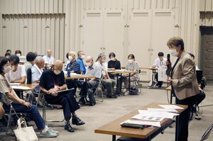 居場所や住民同士の支え合いの大切さについて語る河田珪子さん=佐渡市小木町