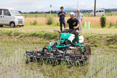 有機農業の強い味方…水田除草機の作業スイスイ 阿賀野市で実演会、回転