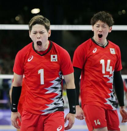 日本－イタリア　第３セット、サービスエースを決め、ほえる西田。右は石川＝パリ（共同）