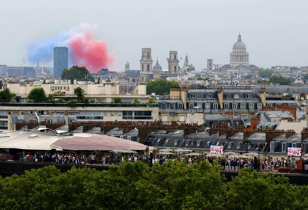 パリ五輪の開会式で上がったトリコロールの煙＝７月２６日、パリ（共同）