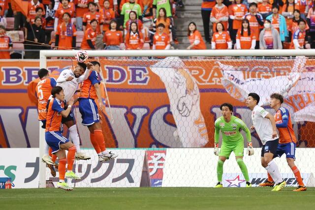 新潟－柏　前半、守備をする新潟＝ビッグスワン