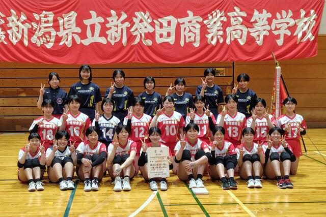 県高校総体バレーボール女子で連覇を決めた新発田商の選手たち＝６月８日、小千谷市総合体育館