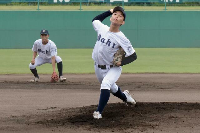 巻の先発、杣木瑛太＝７月１７日、柏崎市佐藤池