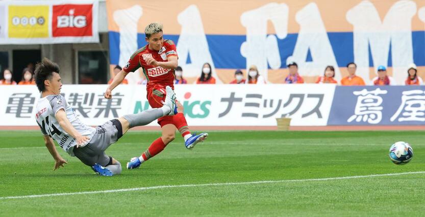 新潟-讃岐 前半終了間際、MFシマブクカズヨシが右足で押し込み1-0=ビッグスワン