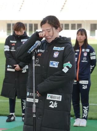 ホーム最終戦セレモニーでアルビレックス新潟の入江徹前監督から花束を受け取る川村優理＝デンカビッグスワンスタジアム