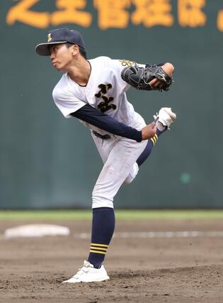 ３回戦・小出－万代。小出の先発・豊野暖士＝７月１７日、三条市月岡４の三条パール金属スタジアム