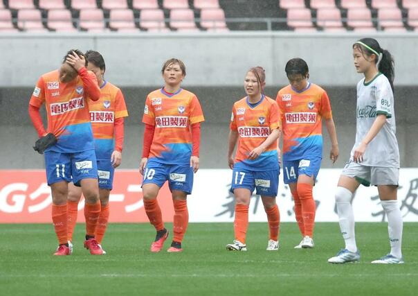 新潟Ｌ－日テレ東京Ｖ　首位チームに敗れ、悔しい表情を見せる新潟Ｌの選手たち＝ビッグスワン（写真映像部・大橋奎介）