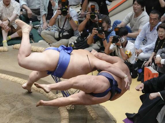 優勝決定戦、大の里（奥）が寄り倒しで豊昇龍を破る＝両国国技館