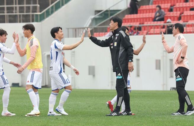 試合後、選手をねぎらう船越優蔵監督＝花園