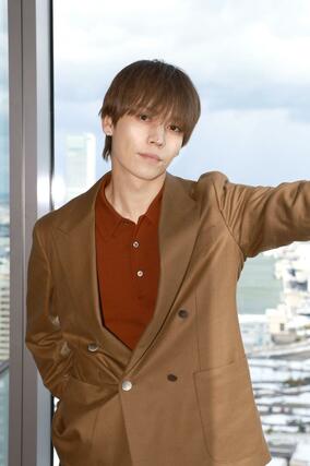 2月に新潟公演を行うDa-iCEの岩岡徹さん=新潟市中央区万代3 新潟日報メディアシップ20階