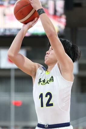 男子準々決勝　帝京長岡－福岡第一　第２クオーター、帝京長岡の泉一吹が３点シュートを決めて２４－２５
