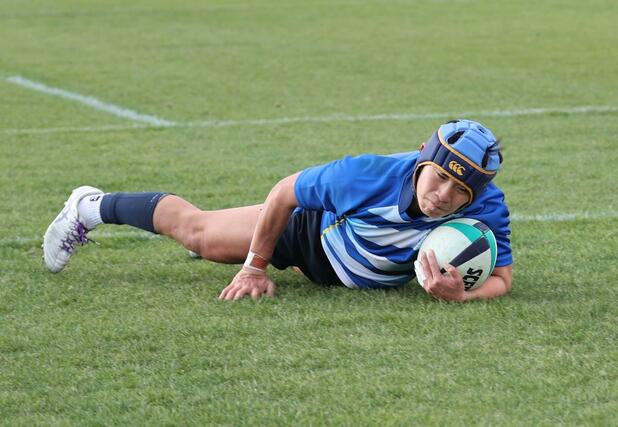 日本航空石川－北越　試合終了間際、北越のＳＨ宮迫正宗がトライ＝花園ラグビー場