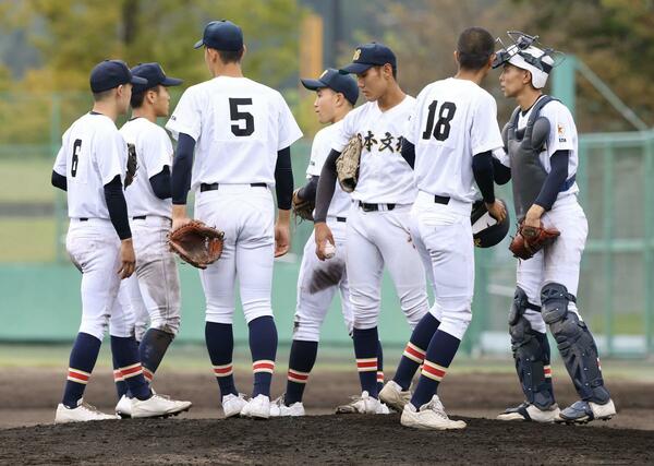 敦賀-日本文理 ピンチでマウンドに集まる日本文理の選手たち=福井フェニックススタジアム