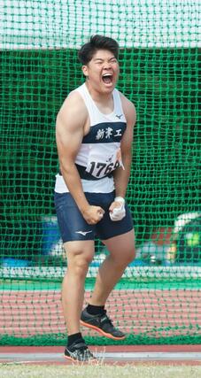 ハンマー投げで優勝した帆刈暖登（新津工）の６投目＝デンカスワンフィールド